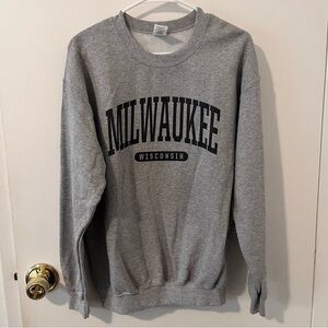 Milwaukee Wisconsin Gray Pullover Crewneck Sweatshirt Unisex Medium Gildan